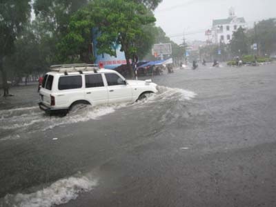 Mưa to kéo dài, thành phố Vinh chìm trong biển nước - 3
