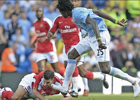 Van Persie chưa hết ấm ức Adebayor - 1 Van Persie chưa hết ấm ức Adebayor - 1