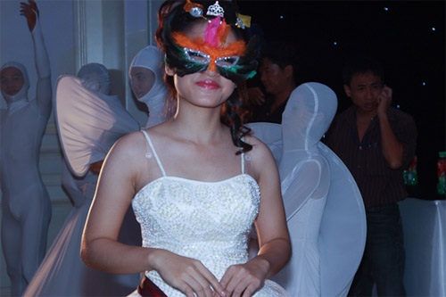 Miss teen “quậy” tưng bừng trong “Dạ tiệc sao” - 1 Miss teen “quậy” tưng bừng trong “Dạ tiệc sao” - 1