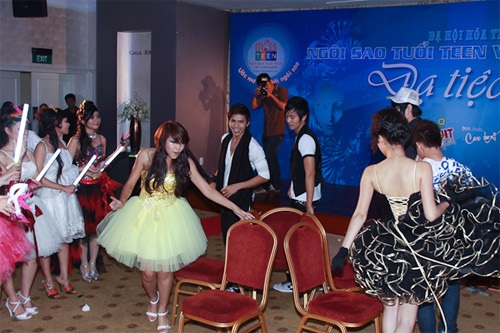 Miss teen “quậy” tưng bừng trong “Dạ tiệc sao” - 7 Miss teen “quậy” tưng bừng trong “Dạ tiệc sao” - 7