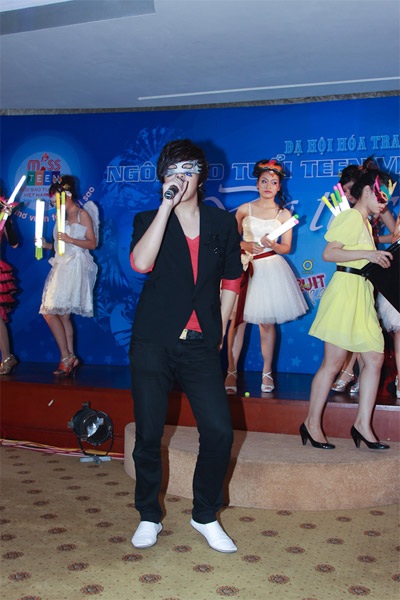 Miss teen “quậy” tưng bừng trong “Dạ tiệc sao” - 2 Miss teen “quậy” tưng bừng trong “Dạ tiệc sao” - 2