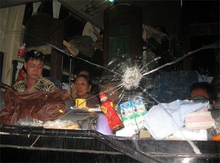 Côn đồ bịt mặt tấn công xe khách - 1