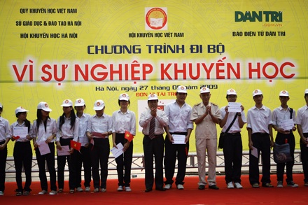 Hơn 2.000 người đi bộ “Vì sự nghiệp Khuyến học” - 5 Hơn 2.000 người đi bộ “Vì sự nghiệp Khuyến học” - 5