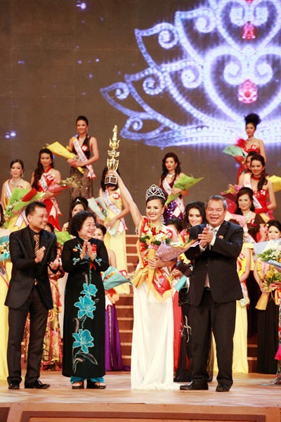 Hoàng Thị Yến bất ngờ đăng quang Hoa hậu quý bà  - 10