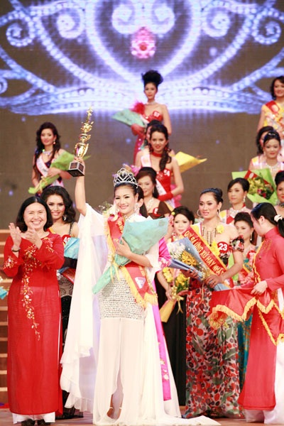 Hoàng Thị Yến bất ngờ đăng quang Hoa hậu quý bà  - 11