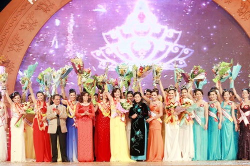 Hoàng Thị Yến bất ngờ đăng quang Hoa hậu quý bà  - 14