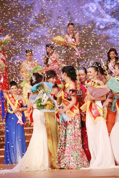 Hoàng Thị Yến bất ngờ đăng quang Hoa hậu quý bà  - 12