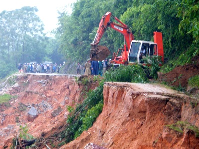Nghệ An: Kinh hoàng sạt lở Quốc lộ 48  - 1