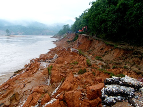 Nghệ An: Kinh hoàng sạt lở Quốc lộ 48  - 2