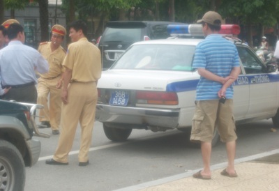 Xe dẫn đoàn của CSGT gặp tai nạn vì tránh xe đạp - 1