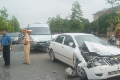 Xe dẫn đoàn của CSGT gặp tai nạn vì tránh xe đạp - 2