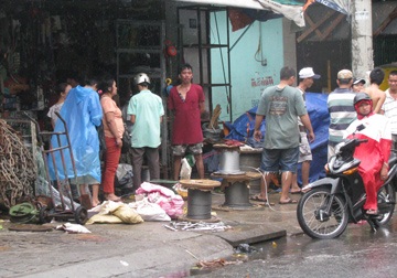 Đổ xô đi mua hàng chống bão - 1