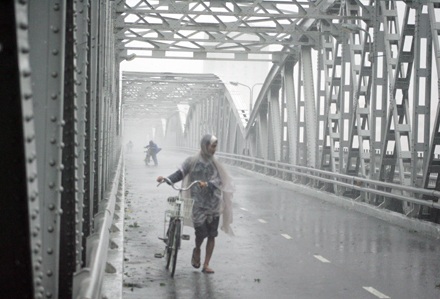 Bão hoành hành dữ dội tại miền Trung - 2 Bão hoành hành dữ dội tại miền Trung - 2