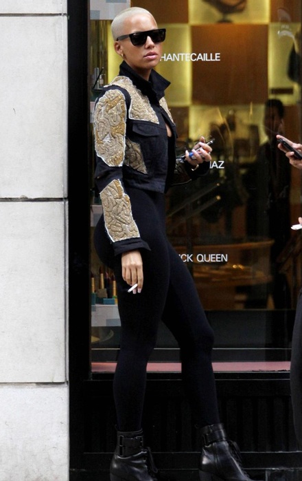 Cận cảnh người tình đầu trọc của rapper Kanye West  - 11