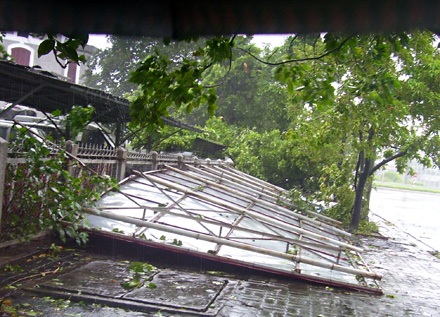 Chùm ảnh: Hiện trường nơi bão quét qua - 5