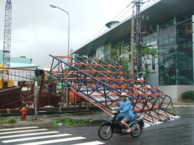 Bão dữ “quần nát” miền Trung - 1