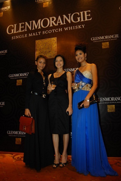 Hương Giang khoe dáng bên người đẹp ‘Bẫy rồng’ - 1 Hương Giang khoe dáng bên người đẹp ‘Bẫy rồng’ - 1