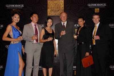 Hương Giang khoe dáng bên người đẹp ‘Bẫy rồng’ - 7 Hương Giang khoe dáng bên người đẹp ‘Bẫy rồng’ - 7