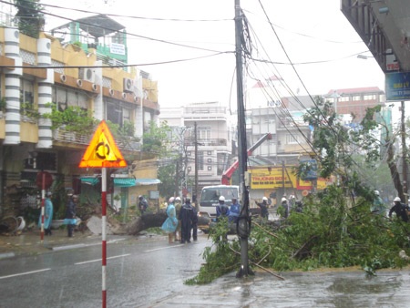 Chùm ảnh: Hiện trường nơi bão quét qua - 4