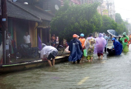 Chùm ảnh: Hiện trường nơi bão quét qua - 9