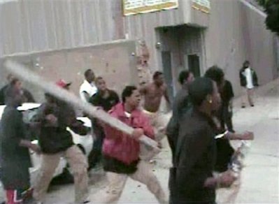 Mỹ: Sốc vì video một nhóm học sinh đánh bạn học tới chết - 1 Mỹ: Sốc vì video một nhóm học sinh đánh bạn học tới chết - 1