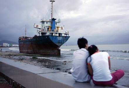 Bão đánh “bay” tàu nghìn tấn vào... đại lộ - 1 Bão đánh “bay” tàu nghìn tấn vào... đại lộ - 1