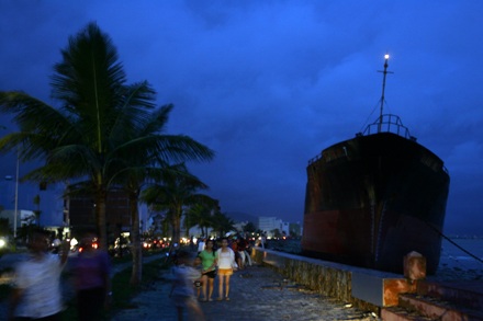 Bão đánh “bay” tàu nghìn tấn vào... đại lộ - 8 Bão đánh “bay” tàu nghìn tấn vào... đại lộ - 8
