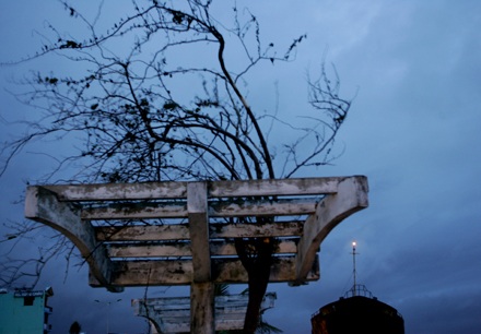 Bão đánh “bay” tàu nghìn tấn vào... đại lộ - 10 Bão đánh “bay” tàu nghìn tấn vào... đại lộ - 10