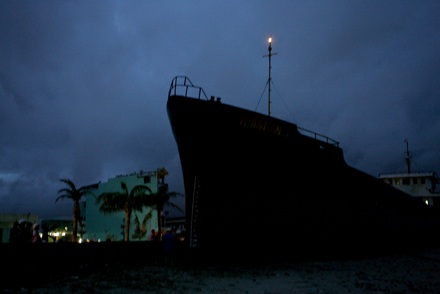 Bão đánh “bay” tàu nghìn tấn vào... đại lộ - 11 Bão đánh “bay” tàu nghìn tấn vào... đại lộ - 11