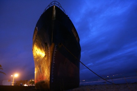 Bão đánh “bay” tàu nghìn tấn vào... đại lộ - 7 Bão đánh “bay” tàu nghìn tấn vào... đại lộ - 7