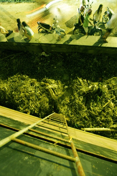 Bão đánh “bay” tàu nghìn tấn vào... đại lộ - 15 Bão đánh “bay” tàu nghìn tấn vào... đại lộ - 15