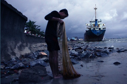 Bão đánh “bay” tàu nghìn tấn vào... đại lộ - 2 Bão đánh “bay” tàu nghìn tấn vào... đại lộ - 2