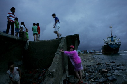 Bão đánh “bay” tàu nghìn tấn vào... đại lộ - 3 Bão đánh “bay” tàu nghìn tấn vào... đại lộ - 3