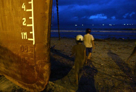 Bão đánh “bay” tàu nghìn tấn vào... đại lộ - 12 Bão đánh “bay” tàu nghìn tấn vào... đại lộ - 12