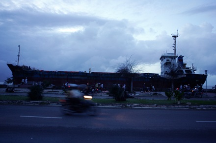 Bão đánh “bay” tàu nghìn tấn vào... đại lộ - 4 Bão đánh “bay” tàu nghìn tấn vào... đại lộ - 4