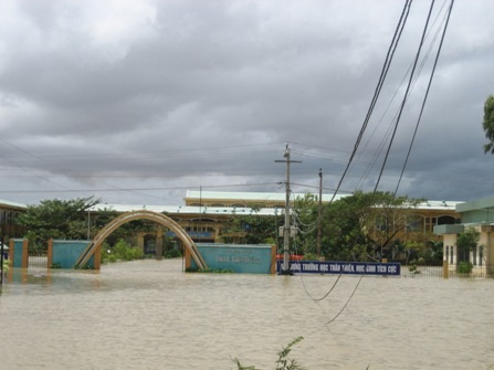 Bão qua, lũ bủa vây Huế và Đà Nẵng - 8