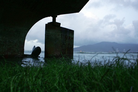 Bão đánh “bay” tàu nghìn tấn vào... đại lộ - 5 Bão đánh “bay” tàu nghìn tấn vào... đại lộ - 5