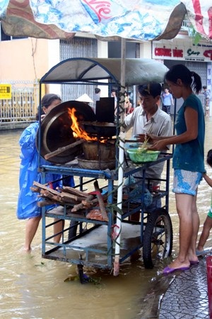 Ảnh chợ lũ trước cửa thành Nội xứ Huế - 8