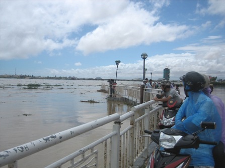 Bão qua, lũ bủa vây Huế và Đà Nẵng - 7