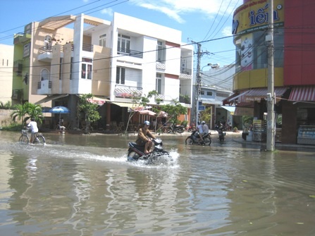 Bão qua, lũ bủa vây Huế và Đà Nẵng - 11