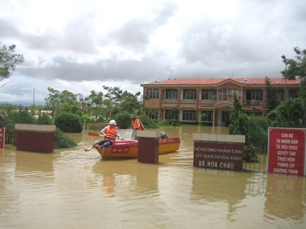 Bão qua, lũ bủa vây Huế và Đà Nẵng - 9