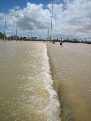 Bão qua, lũ bủa vây Huế và Đà Nẵng - 10