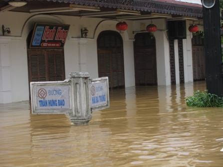 “Khúc ruột” miền Trung vật vã trong lũ - 9 “Khúc ruột” miền Trung vật vã trong lũ - 9