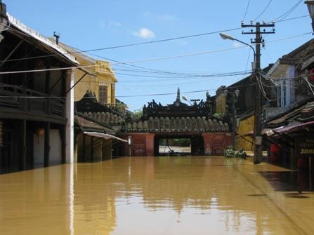 “Khúc ruột” miền Trung vật vã trong lũ - 10 “Khúc ruột” miền Trung vật vã trong lũ - 10