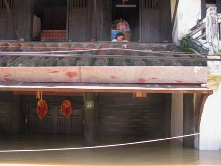 Chùm ảnh: Thương vô cùng lũ trẻ miền Trung - 6 Chùm ảnh: Thương vô cùng lũ trẻ miền Trung - 6