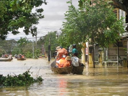 “Khúc ruột” miền Trung vật vã trong lũ - 8 “Khúc ruột” miền Trung vật vã trong lũ - 8