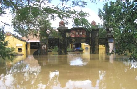 “Khúc ruột” miền Trung vật vã trong lũ - 11 “Khúc ruột” miền Trung vật vã trong lũ - 11