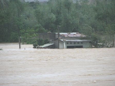 “Khúc ruột” miền Trung vật vã trong lũ - 2 “Khúc ruột” miền Trung vật vã trong lũ - 2