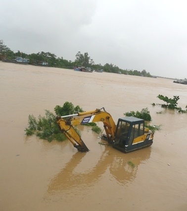 “Khúc ruột” miền Trung vật vã trong lũ - 5 “Khúc ruột” miền Trung vật vã trong lũ - 5