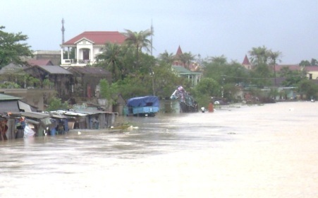 “Khúc ruột” miền Trung vật vã trong lũ - 7 “Khúc ruột” miền Trung vật vã trong lũ - 7